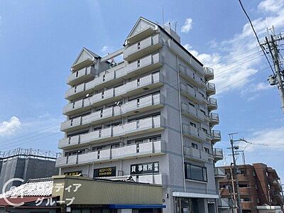 外観:シンプルながらも存在感のあるマンション外観は、住む人を魅了し、日常に特別な時間をもたらします。都会的なデザインが魅力で、住む人に誇りを与える空間です 外観:シンプルながらも存在感のあるマンション外観は、住む人を魅了し、日常に特別な時間をもたらします。都会的なデザインが魅力で、住む人に誇りを与える空間です