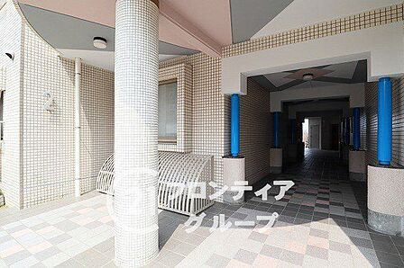 マンションのエントランスは、住まう方々を迎える洗練された空間です。日常の出入りを快適にするための工夫がされています。