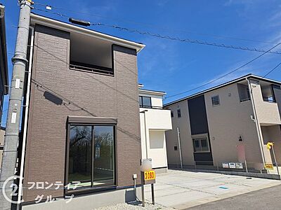 外観:外壁にサイディング材を使用したおしゃれな外観。色柄バリエーションが豊富なため、住まいの表情を豊かに表現してくれます。また、雨で汚れを落としてくれるので、綺麗な外観が長続きします! 外観:外壁にサイディング材を使用したおしゃれな外観。色柄バリエーションが豊富なため、住まいの表情を豊かに表現してくれます。また、雨で汚れを落としてくれるので、綺麗な外観が長続きします!