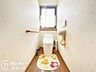 トイレ：手摺付きのトイレは、安全で使いやすく、特に高齢者や子供に優しい安心の設備です！