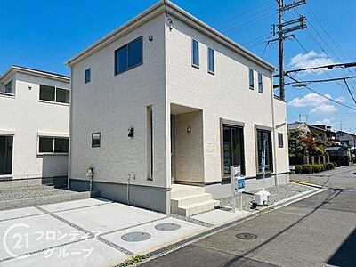 外観:外壁にサイディング材を使用したおしゃれな外観。色柄バリエーションが豊富なため、住まいの表情を豊かに表現してくれます。また、雨で汚れを落としてくれるので、綺麗な外観が長続きします! 外観:外壁にサイディング材を使用したおしゃれな外観。色柄バリエーションが豊富なため、住まいの表情を豊かに表現してくれます。また、雨で汚れを落としてくれるので、綺麗な外観が長続きします!
