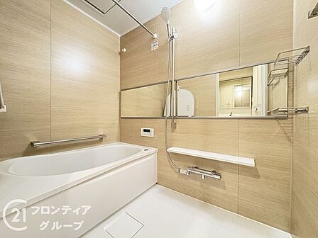 広々としたバスルームで、心地よいリラックスタイムを楽しめます。浴室乾燥機付なので、雨の日や花粉が気になる季節も部屋干しできます