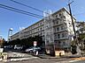 外観：緑が多く落ち着いた雰囲気があり、マンションと周辺の雰囲気が調和されて住み心地が良さそうです