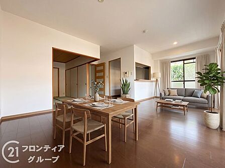 【家具入りイメージ画像】和室の扉を開けると開放感のあるリビングになります。南向きバルコニーから明るい光が差し込みます