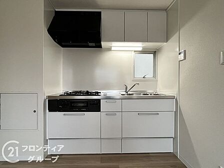 充実した設備が整っており、毎日の調理が楽しくなる窓付きキッチンです。収納もたくさんあり便利ですね