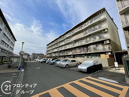 広々としたスペースの駐車場は、大型車も楽々駐車可能です。車種を選ばずに利用できます