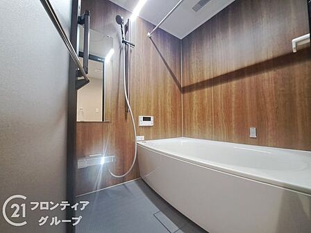 機能的なバスルームで、快適な生活を実現します。清潔感あふれる空間で、毎日の疲れを癒すリフレッシュタイムを提供します。