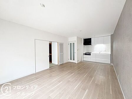 大きな窓から差し込む陽光が部屋全体を明るく包み込み、家族が自然と集まる開放感あふれるリビングです。高品質なフローリングが温かみを添え、季節の移ろいを感じながら穏やかな日常を過ごせます