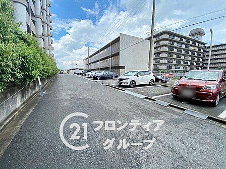 広々としたスペースの駐車場は、大型車も楽々駐車可能です。車種を選ばずに利用できます。
