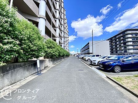 幅広いマンション前の道路が確保されており、車の出入りがスムーズに行えます。周辺環境も整備されており、快適な生活をサポートします。