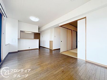 広々としたリビングで、明るい日が差し込みます!家族団らんの時間をゆったりと過ごせます!