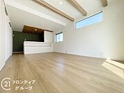 リビングは、広々とした空間で、家族や友人との時間を楽しむのにぴったりです。快適な居住空間を提供します。