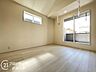 寝室：こちらのお部屋はバルコニーに面しており、日当たり、通風ともに良好です！お布団などもサッと干せて便利ですね！