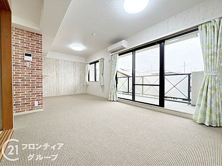日中はお部屋全体に明るい光が差し込みます。家族団らんの時間をゆったりと過ごせます!