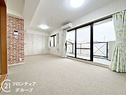 日中はお部屋全体に明るい光が差し込みます。家族団らんの時間をゆったりと過ごせます！
