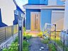 玄関：温かみのある木目調の玄関ドアが家族を優しく迎え入れます。ポーチ部分もゆとりを持たせた設計で、荷物が多い日もスムーズに出入りができる機能的な動線が確保されているのが魅力です
