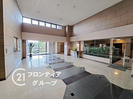 圧倒的な開放感とモダンなインテリアが調和した、洗練を極めた共用空間!駅直結の利便性を享受しながら、一歩中へ入れば静穏でラグジュアリーな時間が流れる特別なラウンジ空間!