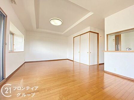 リビングは、柔らかな色調でまとめられており、心安らぐ雰囲気を演出します。リラックスできる空間です。