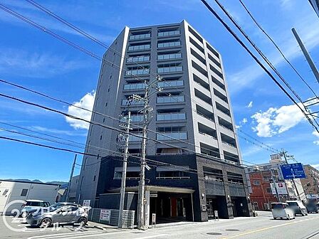 機能性とデザイン性を兼ね備えたマンション外観は、住む人に快適な生活を提供します。スタイリッシュなデザインが魅力で、日々の生活に彩りを添えます