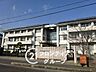 周辺：上牧町立上牧第三小学校 徒歩13分。 990m