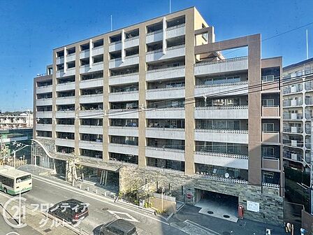シンプルで洗練されたマンション外観は、住む人のセンスを引き立て、落ち着いた雰囲気を提供します。都会的なデザインが魅力で、住む人に誇りを与える空間です