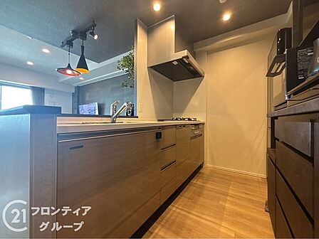 家具のような美しさを持つオープンキッチンはリビングとの一体感があります。広々としたワークトップで本格的な料理を楽しみながら、家族やゲストとの会話も弾む開放的な設計が日々の暮らしを彩ります