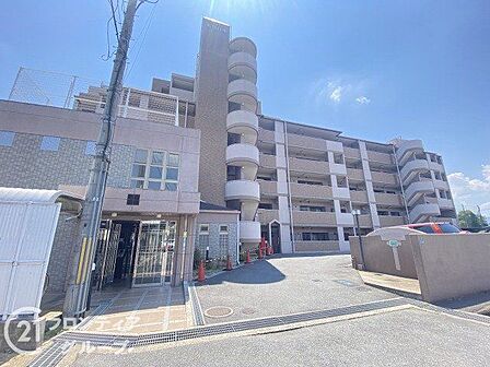 青空に映える洗練されたデザインは、このマンションの確かなステータスを感じさせます。都会の喧騒を忘れさせる落ち着いた雰囲気が魅力です