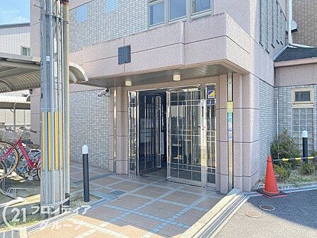 陽光が降り注ぐ明るい外観は、帰宅するたびに温かい気持ちにさせてくれますね!住まう方の快適さを考えた設計は、まさに理想の暮らしがここから始まる予感です