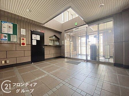 宅配BOXやオートロックが揃った機能的なロビーで、住む人が快適に過ごせるよう配慮されています。