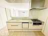 キッチン：美しく輝く清潔感のあるシンクとフラットな作業スペースが心地よいお料理時間を演出しますね！家事の負担を軽くしてくれる便利な食洗器付きで家族との笑顔の時間が広がります