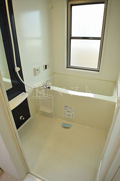画像5:浴室暖房乾燥機付きバスはゆったり浴槽