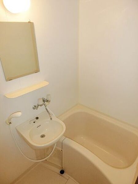 画像5:シンプルなバスルームです