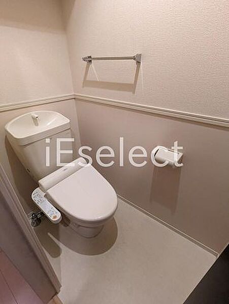 画像14:温水洗浄便座付きのトイレです?