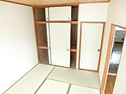 バルコニー側からの居室です