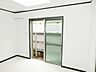 室内：採光が多く明るいお部屋です