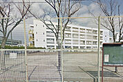 小学校「門真市立速見小学校まで974m」
