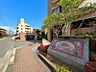 外観：【現地外観写真】徒歩10分圏内に買物施設や小学校、郵便局が揃う、暮らしやすい住環境です。