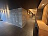 その他：木材の温かみとタイル調の壁が調和したロビー。洗練された空間が、日々の暮らしに落ち着きをもたらします。
