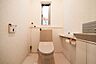 トイレ：トイレに窓があると換気もできて便利です！