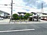 外観：生活施設が徒歩圏内に揃う、暮らしやすい立地です。お車通勤の方にも便利な前面道路で、スムーズな移動が可能です。