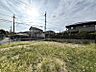 外観：閑静な住宅街の一角に広がる広々とした土地。明るい陽光が降り注ぐ整形地です。