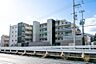 外観：洗練された外観デザインが目を引くマンション。現地では陽当たりや周辺環境もご確認いただけます。ぜひご来場ください。
