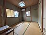 その他：和の趣が心地よい、広々とした和室です。二面採光で明るく、畳の上でゆったりとくつろぎの時間を過ごせます。