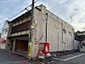 外観：落ち着いた雰囲気の外観が魅力の物件です。お車をお持ちの方にも嬉しいガレージ付き。住まい兼店舗など、幅広い用途でご検討いただけます。