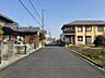 その他：落ち着いた雰囲気の前面道路は、日々の暮らしに安らぎをもたらします。開放感のある立地で、新しい生活を始めてみませんか。