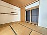 その他：和室には、天井の木目と壁の飾り棚が調和し、収納も充実。心安らぐ空間で、穏やかな日常を過ごしませんか。