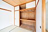 その他：【和室】天袋付きの押入収納が設けられています。