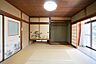 その他：和の趣を感じる広々とした和室。障子を開ければ、自然光が心地よく差し込みます。心安らぐひとときをお過ごしください。