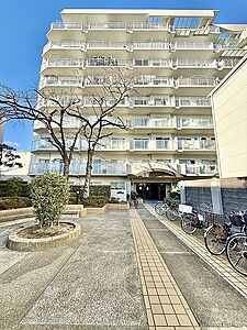 外観:日当たりの良いエントランスが印象的なマンション。敷地内には植栽が配され、落ち着いた暮らしを演出します。快適な新生活を始めませんか。 外観:日当たりの良いエントランスが印象的なマンション。敷地内には植栽が配され、落ち着いた暮らしを演出します。快適な新生活を始めませんか。