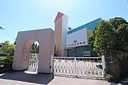 千里敬愛幼稚園へ徒歩5分（約380ｍ）
